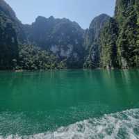ที่พักเขื่อนเชี่ยวหลาน เล่นน้ำจอยๆ ที่แพภูผาวารี