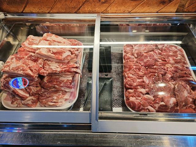 明洞爆紅金屬風自助烤肉，夾肉烤肉停不下來。