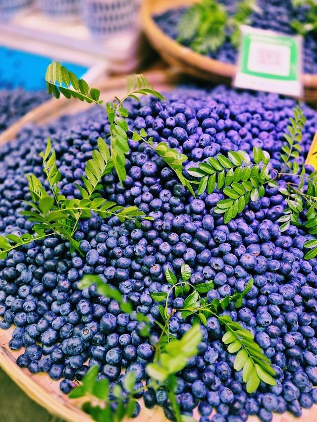Go with an empty stomach to this market in Kunming