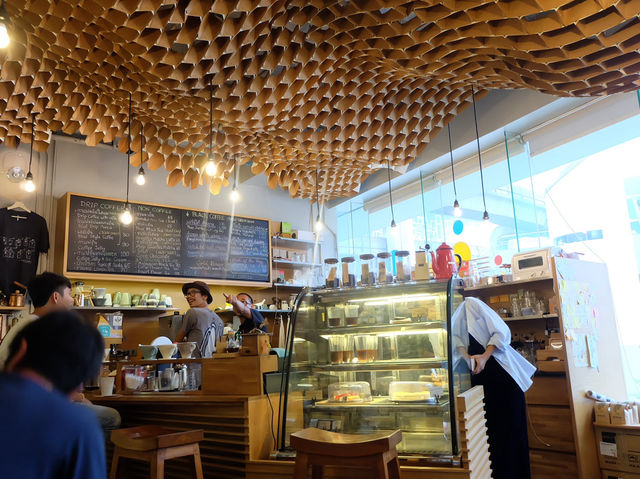 แกลลอรี่ กาแฟดริป : คาเฟ่ในตึกศิลป์ BACC