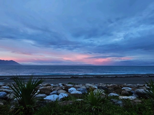 七星潭乍現粉紅海，夕陽染色的浪漫時刻