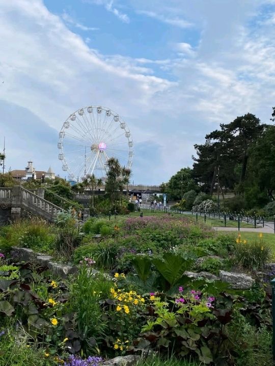 Beautiful park, Has lower and high parks and can takes you Bournemouth Beach, the pier, cafes, and amusements