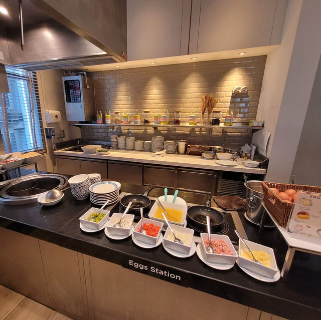 🌇 Chic Perks & Skyline Sips: Hyatt Place Bangkok Sukhumvit Delivers