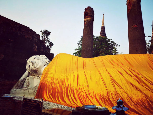 พระนอนศักดิ์สิทธิ์คู่ประวัติศาสตร์วัดใหญ่ชัยมงคล