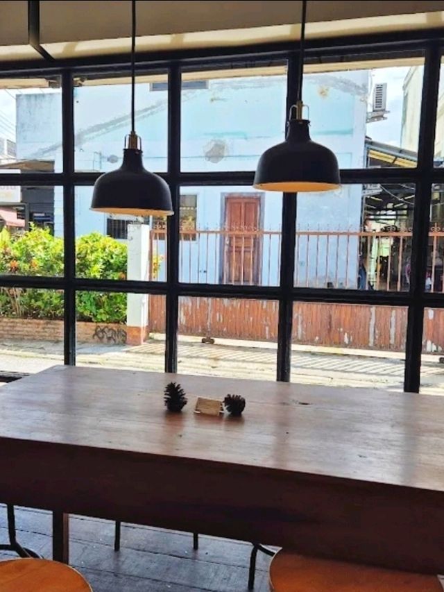 Graph Cafe คาเฟ่สไตล์ลอฟท์ใจกลางเมืองเชียงใหม่