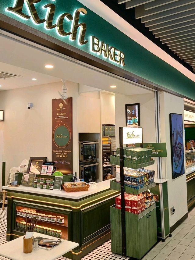 Rich Baker at 1 Utama, Damansara Utama.