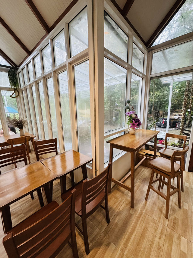 Mali Cafe จันทบุรี คาเฟ่ริมน้ำบรรยากาศอบอุ่น 