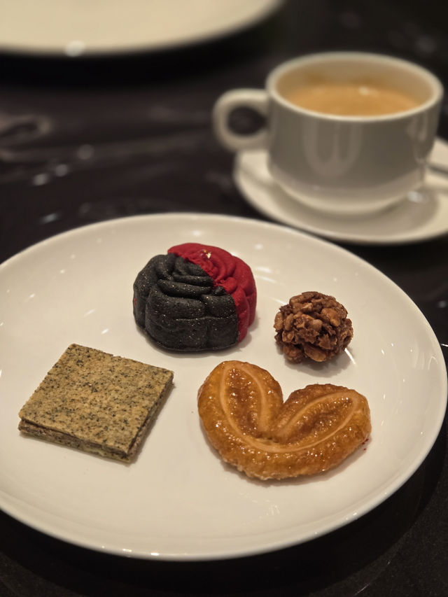 精緻美味的月餅及朱古力