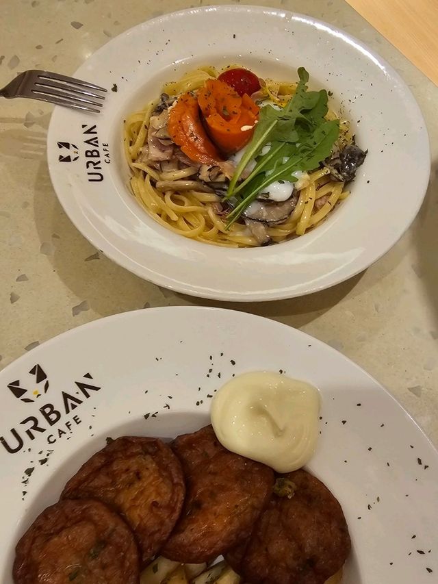 與70隻貓貓同聚餐的體驗 與70隻貓貓同聚餐的體驗