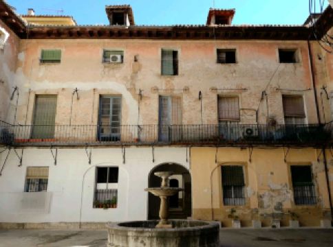 A magnificent yet dilapidated building, still worth stopping by to admire its terrace and staircase.