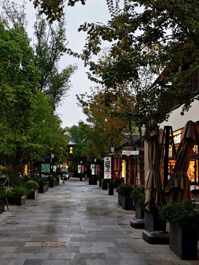 上海晴天街頭人文風景