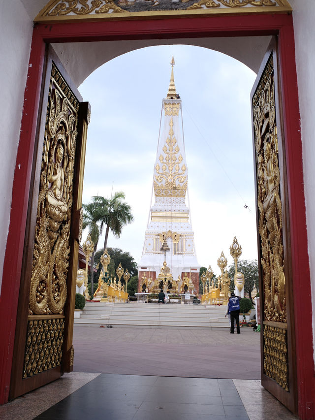 ชวนไปสักการะสิ่งศักดิ์สิทธิ์แห่งนครพนม