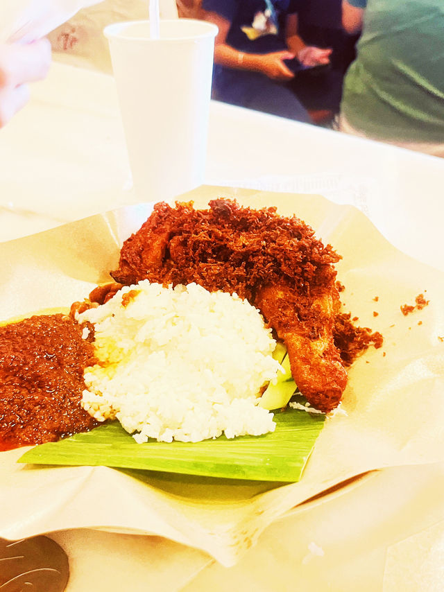 Village Park Restaurant: The Legendary Nasi Lemak of Damansara! 🌿🍛