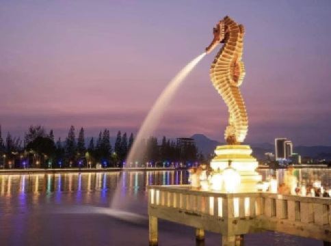 วันแห่งธรรมชาติและมนต์เสน่ห์ในกำปง

กำปงคือสวรรค์ของคนรักธรรมชาติ การผจญภัยของเราเริ่มต้นด้วยการล่องเรืออย่างเงียบสงบไปตามแม่น้ำอันเงียบสงบ มองเห็นม้าน้ำตัวน้อยแสนน่ารักกำลังเต้นรำในน้ำใสสะอาด ซึ่งเป็นภาพที่หาชมได้ยากและน่าอัศจรรย์ 🐚

จากนั้นเราได้สำรวจป่าชายเลนอันเงียบสงบ เดินเล่นไปตามเส้นทางไม้ที่โอบล้อมด้วยแมกไม้เขียวขจี อากาศบริสุทธิ์ เสียงนกร้อง และแสงแดดอ่อนๆ ทำให้ทุกช่วงเวลารู้สึกสงบและสดชื่น

ในช่วงบ่าย เราเดินทางมาถึงหน้าผาเพร็ก ซึ่งสามารถมองเห็นทิวทัศน์อันงดงามของแม่น้ำ เนินเขา และชนบทที่สาดแสงสีทองอร่าม เป็นสถานที่ที่เหมาะสำหรับการหยุดพัก ถ่ายรูป และดื่มด่ำกับความงามตามธรรมชาติของกัมพูชา 🌅

เมื่อพลบค่ำ กำปงก็กลับมามีชีวิตชีวาอีกครั้งด้วยการแสดงแสงสีเสียงอันตระการตาบนแม่น้ำ สะท้อนแสงสีระยิบระยับบนเกลียวคลื่น การผสมผสานระหว่างธรรมชาติ สัตว์ป่า และปรากฏการณ์ยามค่ำคืน ทำให้วันนี้เป็นวันที่แสนวิเศษและน่าจดจำอย่างแท้จริง ✨

กำปอตไม่ได้เป็นแค่จุดหมายปลายทาง แต่เป็นประสบการณ์ที่สัมผัสหัวใจ ปลุกประสาทสัมผัส และเก็บความทรงจำอันล้ำค่าไว้ตลอดกาล 💛

🌄 เคล็ดลับ: ช่วงเช้าเหมาะที่สุดสำหรับการดูม้าน้ำ สำรวจป่าชายเลนด้วยการเดินเท้า ชมพระอาทิตย์ตกที่ผาเปรก และห้ามพลาดชมการแสดงแสงสีเสียงใต้น้ำยามเย็น
#ช่วงเวลาท่องเที่ยว #Tripdotcom #กำปอต #กัมพูชา #ม้าน้ำ #ป่าชายเลน #หน้าผาเปรก #วิวแม่น้ำ #การแสดงแสงสีเสียง #หลบหนีธรรมชาติ #ผจญภัยสัตว์ป่า #ทิวทัศน์ #วิวพระอาทิตย์ตก #ท่องเที่ยวเอเชีย #เป้าหมายการเดินทาง #Wanderlust #รายการสิ่งที่อยากทำ #การผจญภัยกลางแจ้ง #ถ่ายภาพธรรมชาติ