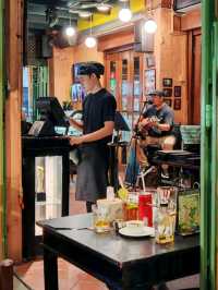 🍕🥦🥃🍢🌶️🫛🍛🍗☕ Malacca Best Nightlife: Live Tunes & Local Flavours at Geographér Café!