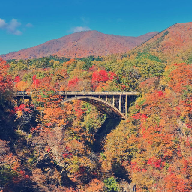 A Palette of Fire and Stone: My Solo Hike Through Naruko Gorge, Miyagi