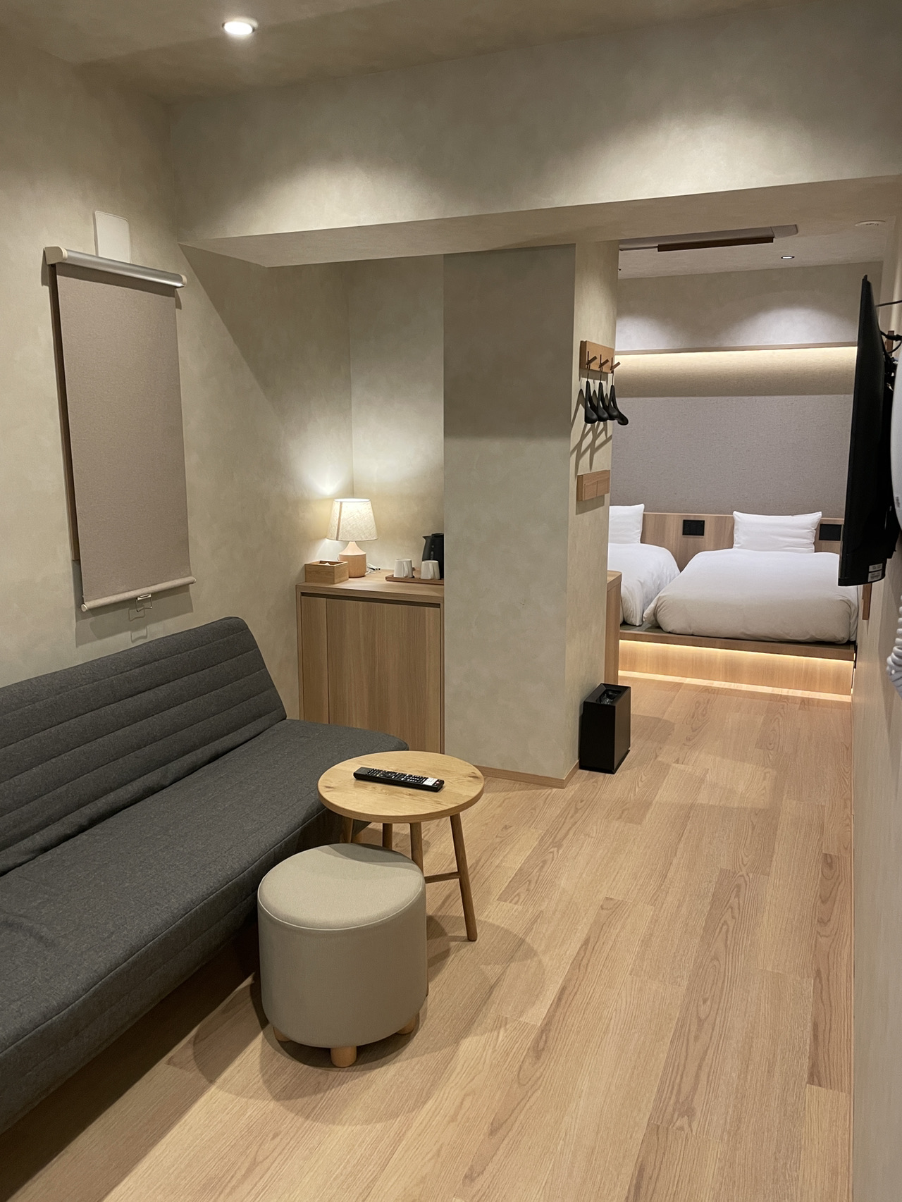 保羅之家(HOTEL PAUL HOUSE)

交通：靠近仲御徒町站（日比谷線）
超商：走到巷口大馬路，鄰近阿美橫町，鬧中取靜
櫃台：服務人員專業親切，08:00-23:00櫃台有人值班，中文可溝通，大廳可寄放行李且有飲品自助吧
房間：雙人房型非常大，兩單床軟硬適中，枕頭棉被
蓬鬆，冰箱強度足夠，整體很有設計感
衛浴：衛浴分開，水柱很強
設施：提供飲水機、微波爐
總結：房間舒適溫馨，值得回訪

#東京 #上野 #住宿 #飯店推薦 