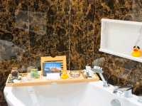 ที่พักบนเนินเขามองวิวหาดป่าตองได้เต็มตา เงียบสงบ