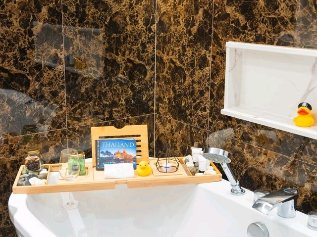 ที่พักบนเนินเขามองวิวหาดป่าตองได้เต็มตา เงียบสงบ