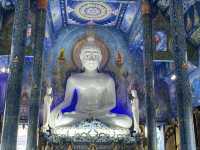 💙【清萊最夢幻藍色系】藍廟 Wat Rong Suea Ten —— 像走進一幅藍色的夢