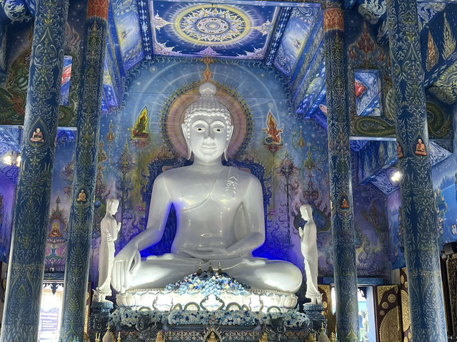 💙【清萊最夢幻藍色系】藍廟 Wat Rong Suea Ten —— 像走進一幅藍色的夢 💙【清萊最夢幻藍色系】藍廟 Wat Rong Suea Ten —— 像走進一幅藍色的夢