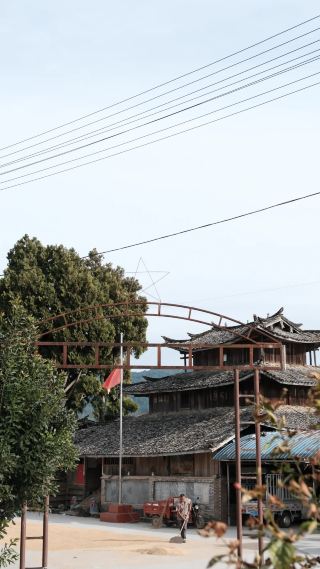 戸撒（フサ）郷を歩く：徳宏で最も静かな盆地で、アチャン刀、古い村落、そして雲南西部の辺境に息づく千年の手仕事文明を読み解く。