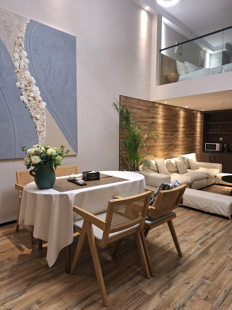 Kunming Benke Apartment (Baiyun Road Subway Station)
昆明本客公寓(白云路地铁站店)
This is a 2-story private apartment that is incredibly clean and comfortable. It comes with a kitchenette, a washing machine, a plush sofa, and a large-screen TV. The bed is absolutely super comfortable!
Getting around is a breeze as it's close to the Baiyun Road Subway Station. There are plenty of restaurants right downstairs, and it's directly across from the Tongde Kunming Plaza.
Most importantly, the host is super kind, sweet, and friendly, providing excellent help and information. This is honestly what impressed me the most! 🥰