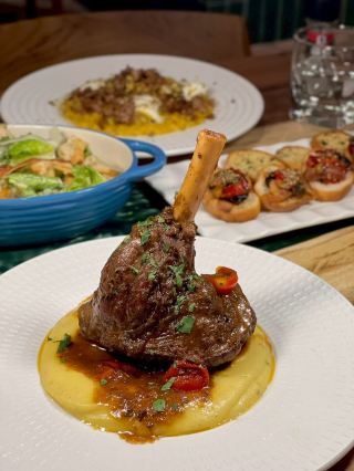 · วันนี้มาทานร้านอิตาเลี่ยนแท้ๆเพิ่งเปิดใหม่ @casamarini พระราม9
· ร้านเป็นบ้านไม้2 ชั้น รีโนเวทใหม่ โทนสีเขียวไม้ๆ บรรยากาศอบอุ่น ชั้น2 เป็นห้องส่วนตัว จัดงานเล็กๆน่ารักๆได้ แนะนำให้โทรมาจองล่วงหน้าก่อนคะ
· มีโซนแอร์ด้านใน และโซน สวน outdoor ที่นั่งเยอะ ฟิลโฮมมี่มากๆ
· ตอนนี้ทางร้านเปิดขายเมนู brunch วันเสาร์-อาทิตย์ 11โมง ถึง 4 โมง
· สั่ง Ceasar salad 290 lettuce bacon bread croutons 24 month parmesan dressing ผักสดกรอบ น้ำสลัดครีมมี่ เข้มข้น
· Spaghetti Carbonara 320 รสชาติครีมมี่ กลมกล่อม
· crab bruschetta marinated bread sourdough tartare sauce basil 320 ขนมปังซาวโดวจ์ ท๊อปด้วยปูแบบจุกๆ อร่อยย
· Bruschetta bolognese290 beef bolognese sourdough mozzarella poached egg parmesan เป็น ขนมปังซาวโดวจ์ ท๊อปด้วยซอสเนื้อบด ชีส ไข่
· มีเมนู All day dining ให้เลือกเยอะเลย ทั้ง พาสต้า พิซซ่า รีซอตโต้ ของหวาน
· รสชาติอาหารเข้มข้น แบบอิตาเลี่ยนแท้ๆ ใช้วัตถุดิบดีอร่อยถูกปากเลย
· เมนูที่ชอบสุดจะเป็นเมนู Risotto Pumpkin sausage and stracciatella risotto 490 ตัวข้าวสุกกำลังดี หอมฟักทอง ครีมมี่ นัวๆ
· Stinco d‘agnello brasati 690 slow cooked lamb shank red wine sauce mashed potatoes crab น่องแกะตุ๋นจนเปื่อย เนื้อนิ่มมาก แบบหลุดจากกระดูก
· Cantucci with Mascarpone cream & Amaretto 290บาท เป็นเมนูขนมปังกรอบสไตล์อิตาลีที่เอาไปแช่ในเหล้าอามาเรตโต ทานคู่กับครีมมาสคาร์โปเน่ ตัวครีมนุ่มละมุน รสชาติคล้ายทานไอครีม rumraisin
· Chocolate Pannacotta "Marini" เนื้อคานาคอตต้าเนียนนุ่มรสช็อคโกแลตเข้มข้น ด้านล่างเป็นไวท์ช็อคโกแลต ทานตัดรสชาติกับซอสและผิวส้มได้ลงตัวมากๆ