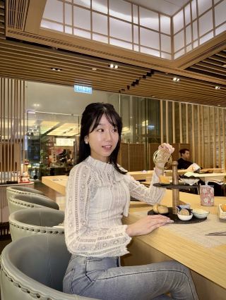 The Omakase is super ceremonial😍 A sushi restaurant where you can get your money back🍣🍣🍣
。
。
There is no shortage of sushi restaurants in Tsim Sha Tsui 🍣. This time I came to this Japanese restaurant. Many celebrities are on board! Take advantage of the evening to try the exclusive experience of Omakase dinner for two 🥢 (23 items in total), air shipment from Japan ✈️ Selected according to the season ~ Sit at the sushi bar while tasting sashimi Japanese, while enjoying the chef's skill! Now there are many promotions 🥳 and unlimited additional 🍣🍣🍣 OMG!! ️

🍶Sake Offer From now until December 31, 2026
"Second bottle half price/buy big get small free"

【霜状Omakase $1,880 p.p.】
(Half price for 2nd and 3rd place in the same industry)
🔥 Highlight: Hand-held sushi 🍣 before 9:00pm can be unlimited! (except seaweed)
🔥Highest additional record: "Male 64; Female 40; Child 30"

🔸Pay for 3 items in advance:
Soup leaves (smooth) | White corn (sweet) | Japanese conch (soft and sweet)
🔸Matsuba Crabmeat Tea Bowl Steamed Rice (🦀 Mushroom and Ginkgo)
🔸3 kinds of Japanese oysters:
Golden Samurai Oysters (Ginger and Onion Original Smooth) | Shodoshima Oysters (Refreshing White Wine Grapefruit Jelly) | Okinawa Kisencho (Okinawa Sea Grapes Large and Full)
🔸5 kinds of seasonal sashimi:
▪️ Corn oil shrimp (fresh and sticky) with corn puree (melted flavor)
▪️Oki Sashimi Roll with Tea (Japanese Ginger)
▪️Smoked Mackerel 7 Colors Sesame & Gold Foil (Smoked Fish Oil Sauce Sweet)
▪️ Matsutake crab meat salmon roe most middle cake (glutinous rice and fragrant and crispy) double fresh!
▪️Grilled Hokkaido Fresh Sail Mussels (Including Crispy Seaweed Sail Mussels with Thick Meat)
🔸Seasonal Cuisine:
Goose Liver Toro Crispy with Fish Roe Sauce (Sandwich is rich in texture 😍)
The salty and non-greasy tofu is delicious!
🔸8 pieces of hand-held sushi:
▪️ Mikan snapper with fresh seaweed
▪️ Golden snapper (with fresh grapefruit)
▪️Aka Shrimp with Sakura Shrimp Salt (sticky)
▪️ Sashimi (with Lemon Flavored Grilled Salt)
▪️Deep sea pond fish (with white truffle sauce) is very fragrant
▪️Fresh Japanese Silver Snapper (Non-Frozen with Saikyo Soy Sauce)
▪️Toro with light snow salt (does not take away the freshness)
▪️Hokkaido Horse Manure Seaweed Cup (with edible gold powder)
🔸Suction Matsutake Soup (Spring vegetables are good for the stomach)
🔸Dessert Platter (with Pistachio/Ginger/Extra Strong Matcha Ice Cream)
Japanese honeydew melon is so sweet
Free upgrade to fireworks candle dessert
。
。
×××[Shuang Ying-Shimoumi Sushi]×××
©Shop 102, 1/F, The Cameron, 33 Cameron Road, Tsim Sha Tsui
。
。
#FrostYue #Tsim Sha Tsui Food #Tsim Sha Tsui Japanese Cuisine #Hong Kong Omakase #Japan Direct Delivery #Hand-Hand Sushi #Hokkaido Seaweed #Toro #Sashimi