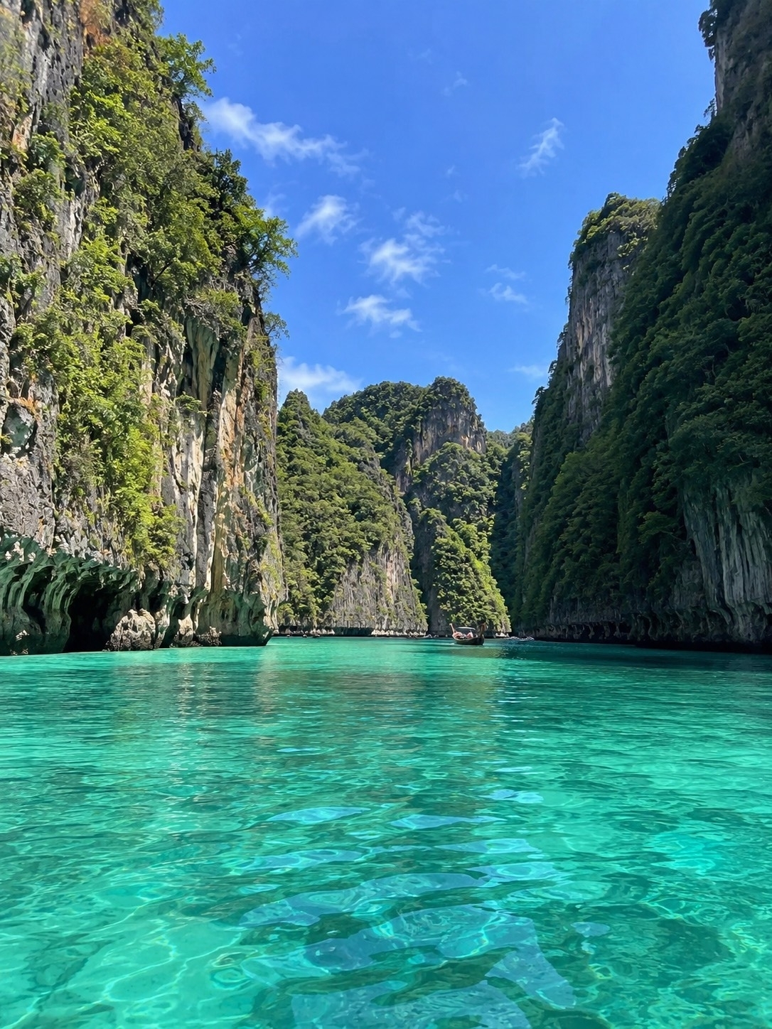 🏝️✨💚 Pileh Lagoon: An emerald in the middle of the sea, as beautiful as paradise in the Phi Phi Islands.