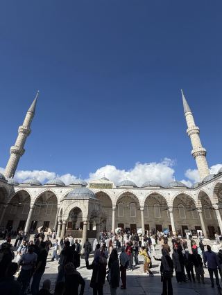 The Blue Mosque of Istanbul (Sultan Ahmed Mosque) is one of the most iconic landmarks in Turkey, blending Ottoman and Islamic architectural styles, with a magnificent appearance and a gorgeous interior with blue tiles as the main tone. It is not only a tourist photo hotspot, but also a daily place of worship for local believers. Conveniently located at Sultanahmet Mah At Meydani Cad No: 7 in the city center, both culture lovers and architecture fans will not be disappointed.

Recommended routes and must-do items:
After getting off the bus, you can see the magnificent six minarets in the distance from the door of the mosque. It is recommended to take pictures outside before queuing up to enter the temple. Before entering the mosque, remember to dress modestly (girls need to wear headscarves, men do not wear shorts), there are free headscarves provided at the entrance, through security check. Entering the main hall, looking up at the beautiful blue tiles and delicate carvings, it is recommended to slowly appreciate the walls and dome design and feel the artistic and religious atmosphere. To learn more, take a tour to get architectural history and cultural stories.

Must check-in spots:
1. Exterior of the main entrance: six minarets and huge dome, photographed in front of the square.
2. Main hall interior: blue tiles delicately decorated, super spectacular under the dome.
3. Mosque Courtyard: A panoramic view of the mosque, opposite the famous Hagia Sophia, both in the mirror.

Attraction tips:
· Opening hours are seasonal (April 1-September 30 8:30-19:00, October 1-March 31 8:30-17:00, open after 2:30pm on Fridays).
· You need to take off your shoes when entering the mosque. You can bring your own plastic bag for easy footwear storage.
· Photography flash is prohibited inside.
· Visits are free, but it is recommended to follow the rules and keep quiet.
· There are other nearby attractions such as Hagia Sophia and the Underground Palace that can be connected for day trips.

Notes:
Girls must wear headscarves, men should not wear shorts or sleeveless clothes. During prayer time or Friday lunch, non-Muslim visitors are required to wait for prayer before entering. Please keep quiet and do not speak or make loud noises indoors.

summary:
The Blue Mosque is an unmissable world-class building in Istanbul. It is recommended to reserve at least 1.5-2 hours for a slow tour to take away unforgettable memories.

Topic:
#Istanbul must visit
#Blue Mosque check-in
#Turkey Travel Experience
The beauty of #Ottoman architecture
#ReligiousCultureExploration