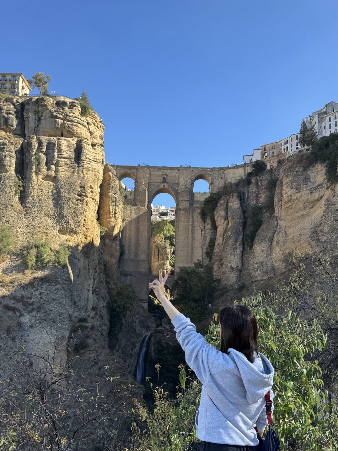 🌉 西班牙隆達Ronda:海明威筆下嘅私奔之城!Arco de Cristo 絕景與美食之旅 🇪🇸✨  #西班牙 #歐洲旅行攻略 呢度就係海明威深愛、被譽為世上最浪漫嘅「私奔之城」——西班牙隆達(Ronda)!除咗喺新橋(Puente Nuevo)上面俯瞰,想解鎖最震撼嘅私房視角,記住要沿住陡峭崖壁一路行落去古老嘅 Arco de Cristo(基督之門)!  ⚡單程行大約45分鐘,來回足足一個半鐘,體力挑戰直接拉滿!但企喺谷底,仰望新橋橫跨百米懸崖,配埋旁邊瀑布奔流,嗰種震撼感即係爆!所有辛苦瞬間煙消雲散~  📸 必打卡亮點  ✨ Arco de Cristo 獨家視角:避開人山人海,嚟古城門由下而上仰望新橋同懸崖,線條、層次超鮮明!  ✨ 私奔之城百米懸崖:白屋掛崖邊,險峻又勁有夢幻感,明晒海明威點解咁著迷啦!  ✨ 峽谷與瀑布打卡:谷底瀑布配巨石,隨手一影都係IG大片feel!  🍷 行完山,直接衝入 Arrabal Restaurante 食大餐!  行到攰晒,用身體力行掃完景,再去附近超高評價嘅 Arrabal Restaurante(地址:Plaza Duquesa de Parcent, 10, 29400 Ronda, Málaga, Spain),chill住醫返肚!  景觀美食齊兼顧:坐喺戶外位,一邊嘆極品西班牙地道菜,一邊飽覽古城view,舒服到唔想走。  #龍達   ✨ 行程小貼士  👟波鞋/戶外裝必備:路面斜度高,記住著對好行嘅波鞋、帶多啲水,預留1.5至2小時來回健行Arco de Cristo  呢個咁浪漫、咁美嘅隆達,海明威都淪陷,你仲等咩? 🏞 Arco de Cristo  地址:Cjón. de las Monjas, 29400 Ronda, Málaga, Spain  Arrabal Restaurante  地址:Plaza Duquesa de Parcent, 10, 29400 Ronda, Málaga, Spain  營業時間:12:00-16:00;19:00-23:00(星期一休息)