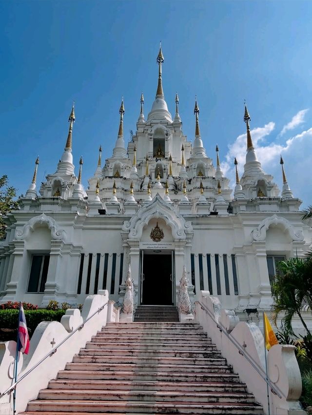 Wat Phra Phutthabat Tak Pha, Doi Tao — Reverent Hillside Sanctuary in Chiang Mai Province