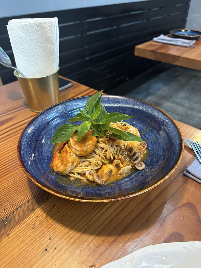 🍜 “Saigon Eatery – Big Flavors in a Chill Corner of Phu Quoc 🌴🇻🇳”