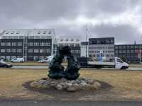 🇮🇸 冰島雷克雅維克一日遊 | 腳痠但心暖的冒險旅程 🧤👣❄️ ✨ 小城市大步行，天氣變幻莫測，一天走到腿軟的獨特旅行日記 ✨