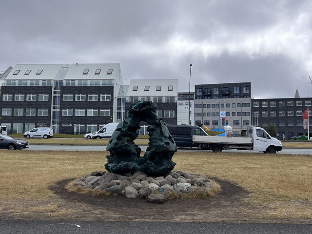 🇮🇸 冰島雷克雅維克一日遊 | 腳痠但心暖的冒險旅程 🧤👣❄️ ✨ 小城市大步行，天氣變幻莫測，一天走到腿軟的獨特旅行日記 ✨