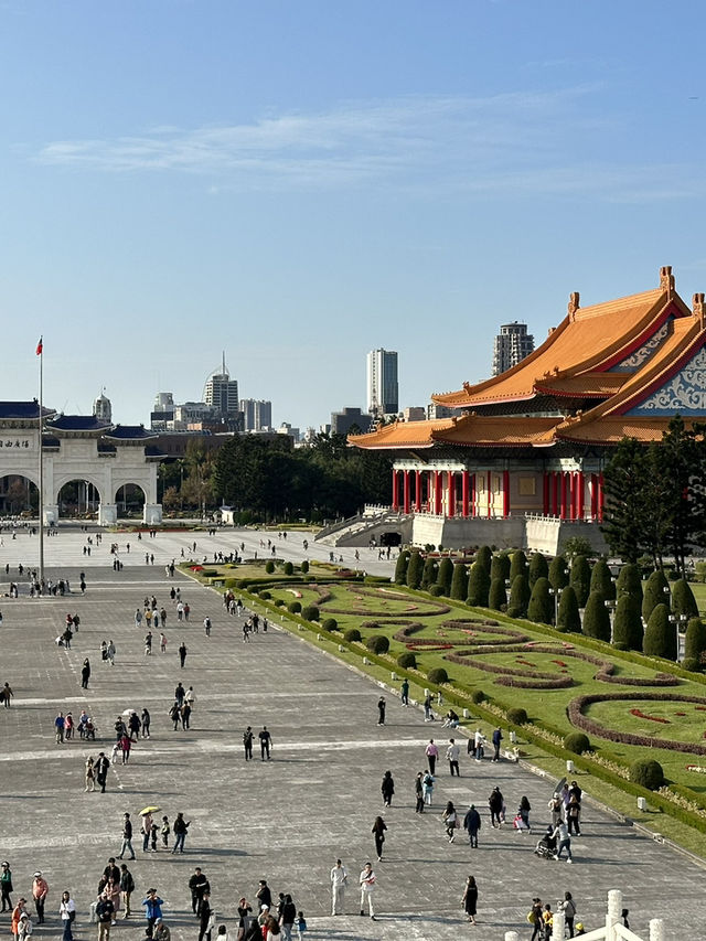Historic Taipei Stroll: Monuments, Museums & Open Square Magic