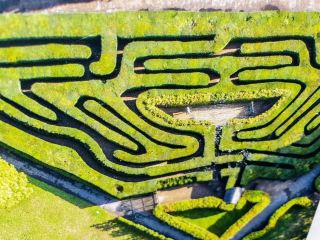 WELCOME TO THE CENTRE OF HAMPTON COURT MAZE