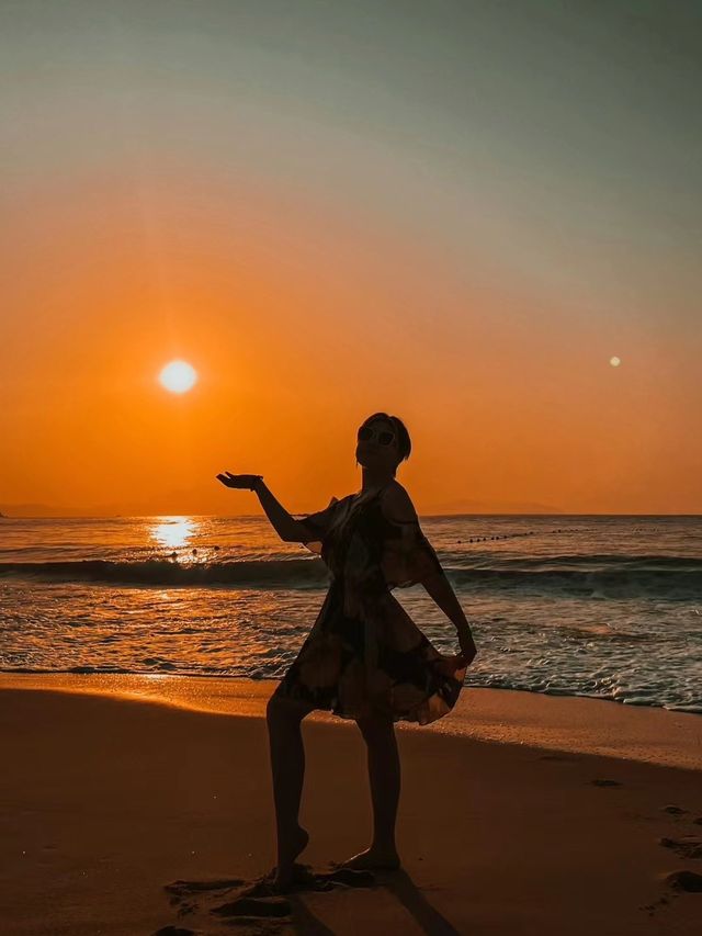 Stunning beach sunrise in Shenzhen, China😍