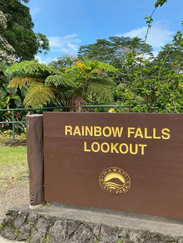 Must-visit hot spot in Hawaii 🏖 Rainbow Falls