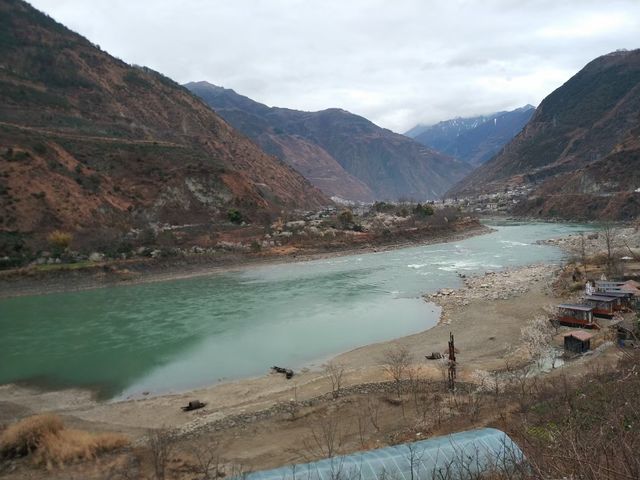 甘孜藏族自治州，欣賞日照金山再來泡個溫泉