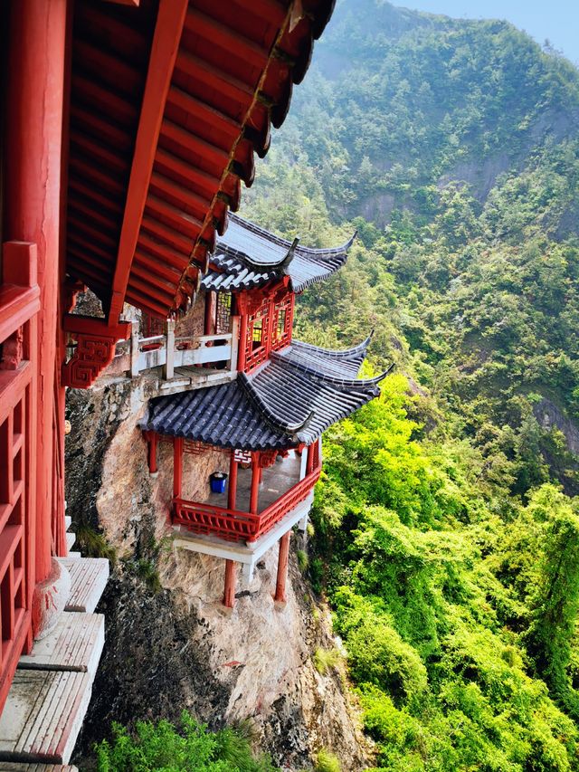 大慈岩寺：江南唯一的臨崖懸空而建的寺廟，被稱為“江南懸空寺”