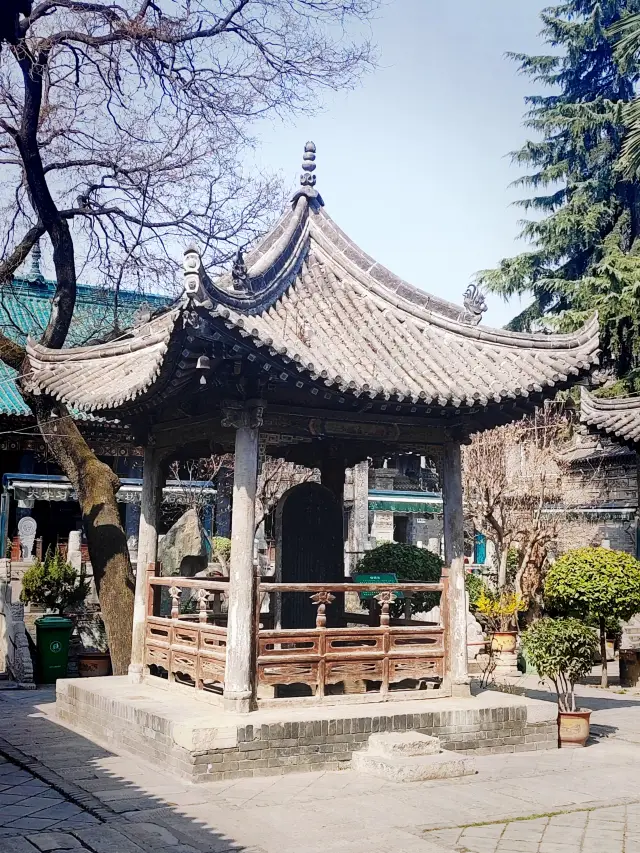 The Great Mosque of Daxuexi Lane, hidden in Xi'an's Muslim Quarter, has been a part of Chang'an's ancient temples for 600 years