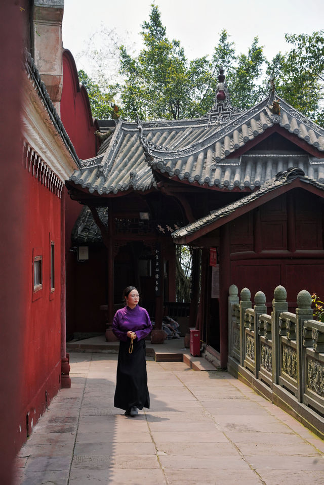 比起樂山大佛，我更愛山頂這座中國紅古寺