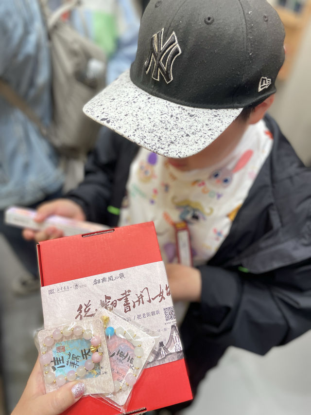 聯名新華書店 茶顏悅色真會玩