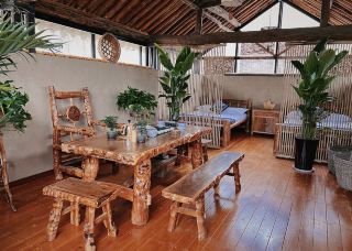 Such a transformation in a dilapidated courtyard is astonishing!