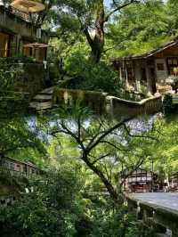 這個古村在縉雲山脈下，嘉陵江邊，依山而建，是典型的重慶山城地