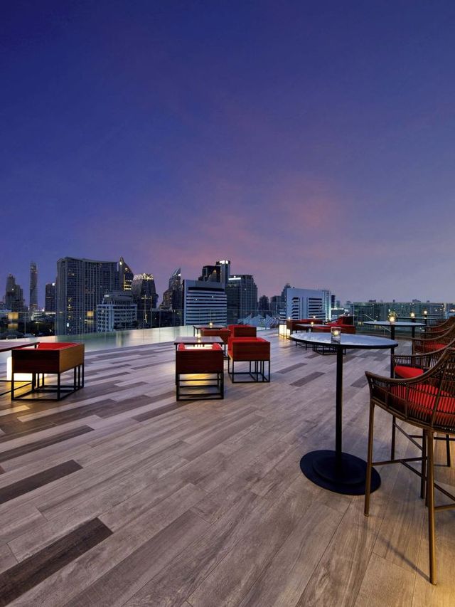 🌆 Bangkok's Best: Novotel Sukhumvit 4's Sky-High Delights 🏙️🍸