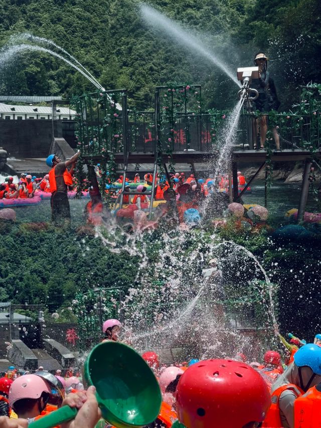 狂野刺激的峽谷漂流！夏日狂歡的正確打開方式