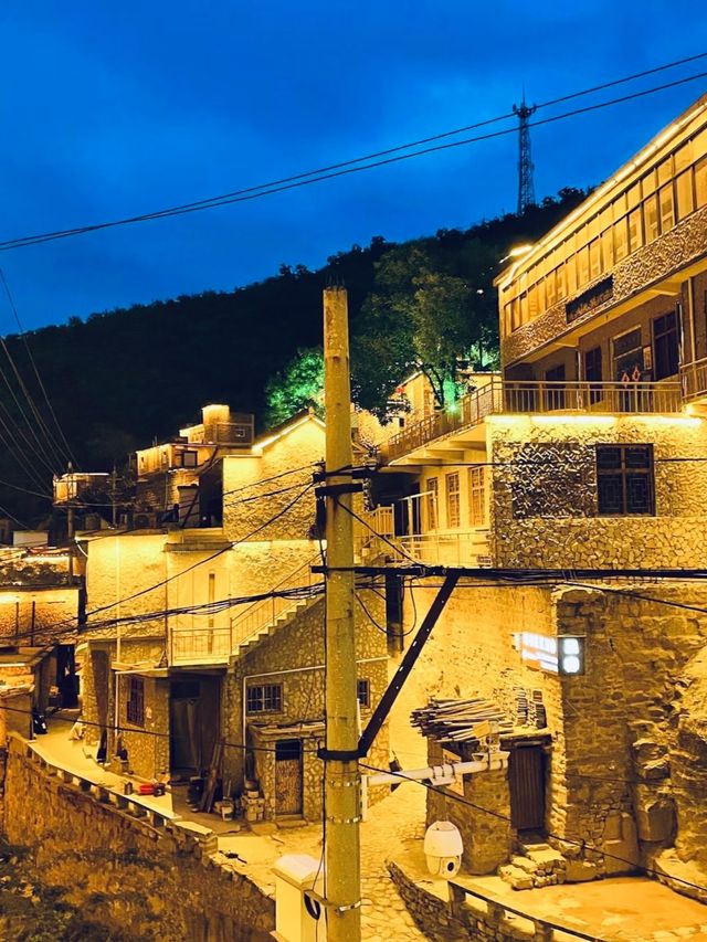 隱藏在大山之中的石頭村落。